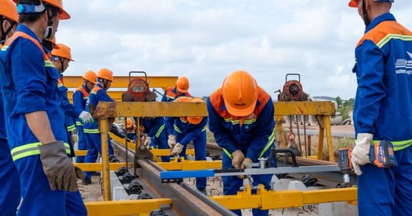 Tăng tốc lắp đặt h&agrave;ng ng&agrave;n thanh ray tr&ecirc;n tuyến đường sắt nhẹ tại Ph&uacute; Quốc