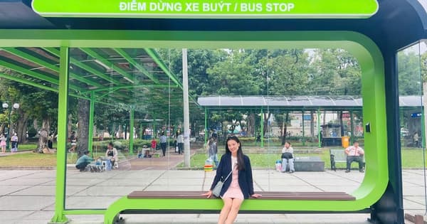 Giữa trung t&acirc;m TP.HCM c&oacute; nh&agrave; chờ xe bu&yacute;t si&ecirc;u nổi, k&eacute;o m&aacute;i che v&agrave;o thẳng ga metro