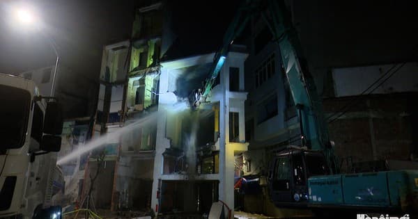 Xuyên đêm phá dỡ 7 tòa nhà cao tầng ở phường Ô Chợ Dừa
