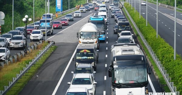 Lượng xe cao tốc Bắc - Nam tăng vọt gần 60% ng&agrave;y đầu lễ 2.9