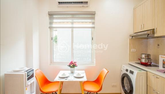 Cho thuê căn hộ 1 ngủ đầy đủ nội thất, dịch vụ dọn dẹp giặt là tại ngõ 39 Linh Lang gần Lotte