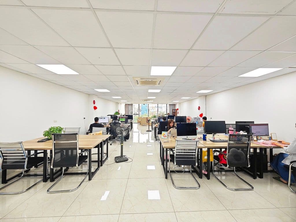 Cho thuê văn phòng Lê Trọng Tấn vuông đét 130m2 chỉ 16tr - Ảnh 2