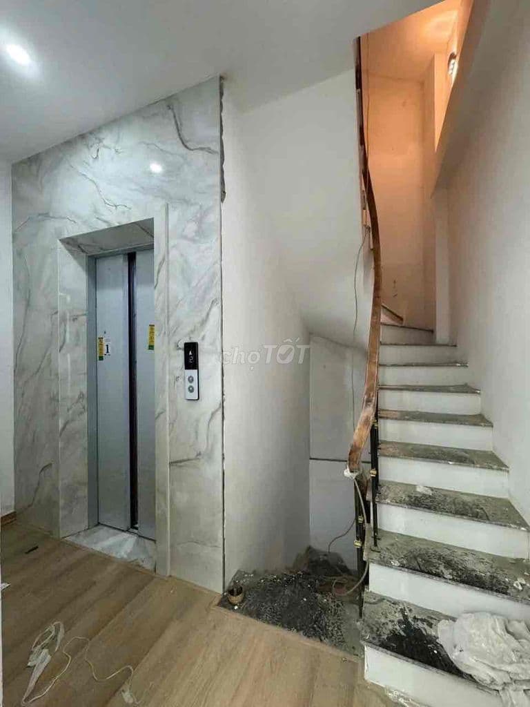 Ô TÔ VÀO CỔNG THANG MÁY 5 TẦNG 40m MT4.2m Ở XUÂN LA 9 Ty 9