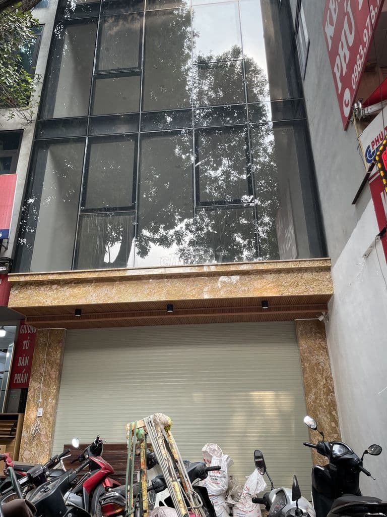 Cắt lỗ toà nhà văn phòng mặt phố Đê La Thành - Vành Đai 1