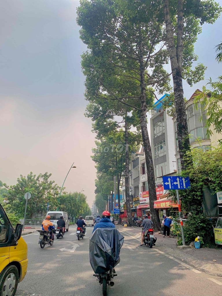 Chú tôi đổi nhà mới nên cần bán nhà 50m2 loanh quanh 6 tỷ