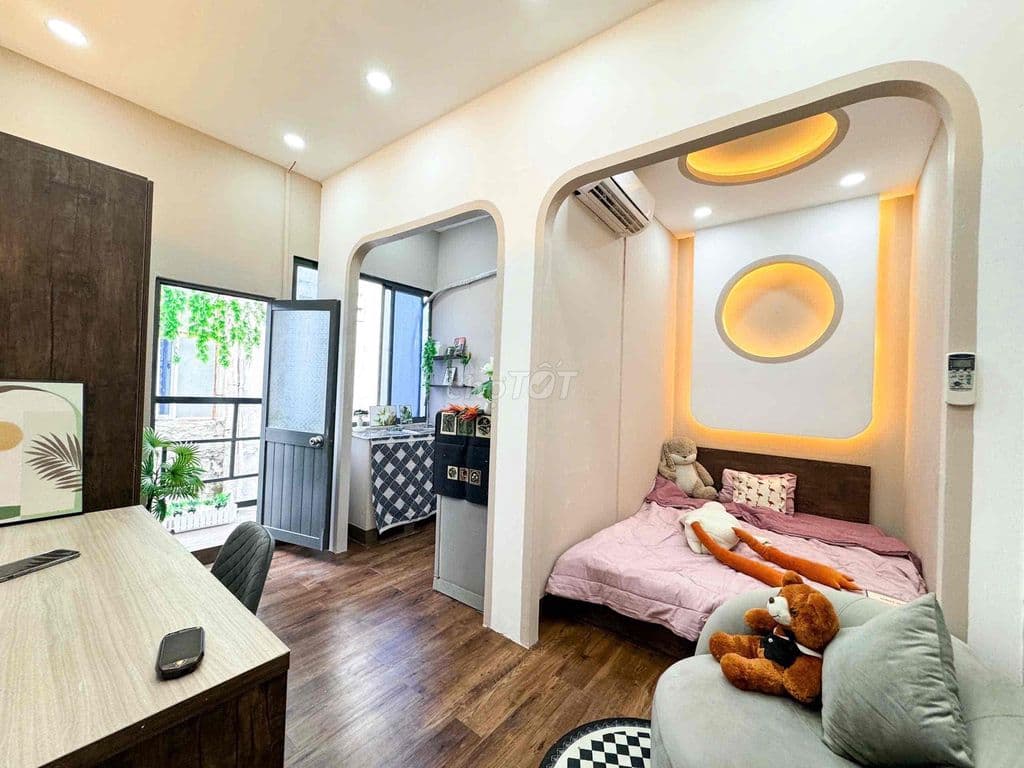 Thuê ngay căn 1 phòng ngủ mới ban công full nội thất ngã tư Hàng Xanh