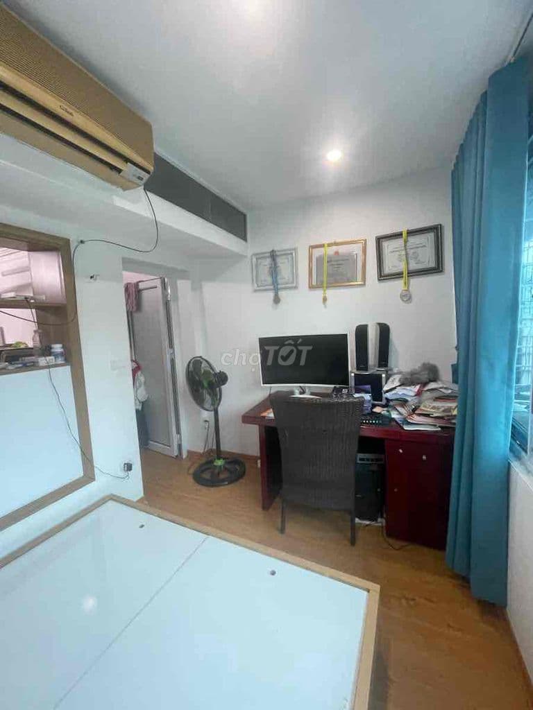 Bán nhanh TT Phường Mai 65m oto chân cầu thang , có sân để xe riêng