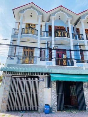 nhà 2 lầu sân vận động đông hòa giá 10 triệu