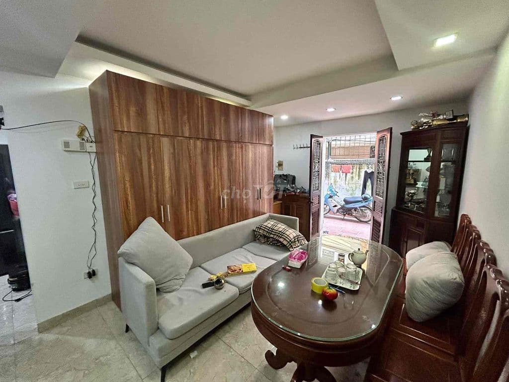 Bạn gấp tập thể Khí Tượng Thuỷ Văn phố Chùa Bộc ô tô độ gần 75 m