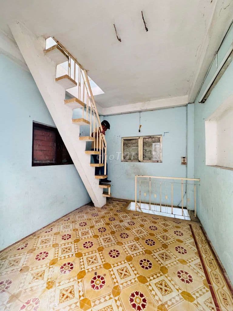 Bán Nhà Nhỏ-Có sân-Hẻm thông-Tài chính phù hợp - Ảnh 3