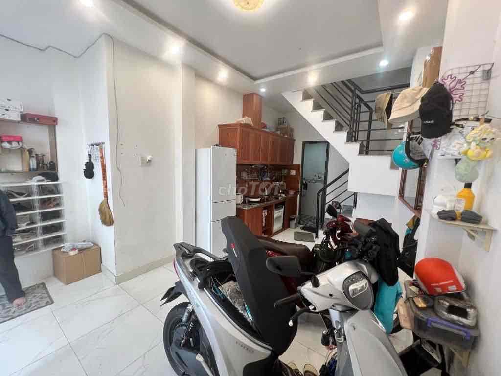 NHÀ CMT8QUẬN 10, DT 4,5x7m, 3 TẦNG ĐÚC BTCT chắc chắc giá 3,95 tỷ (tl)