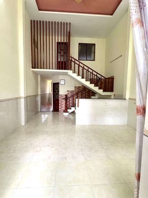 nhà cấp 4 dt 100m sân xe hơi gần ngã ba ông xã giá 6 triệu 500