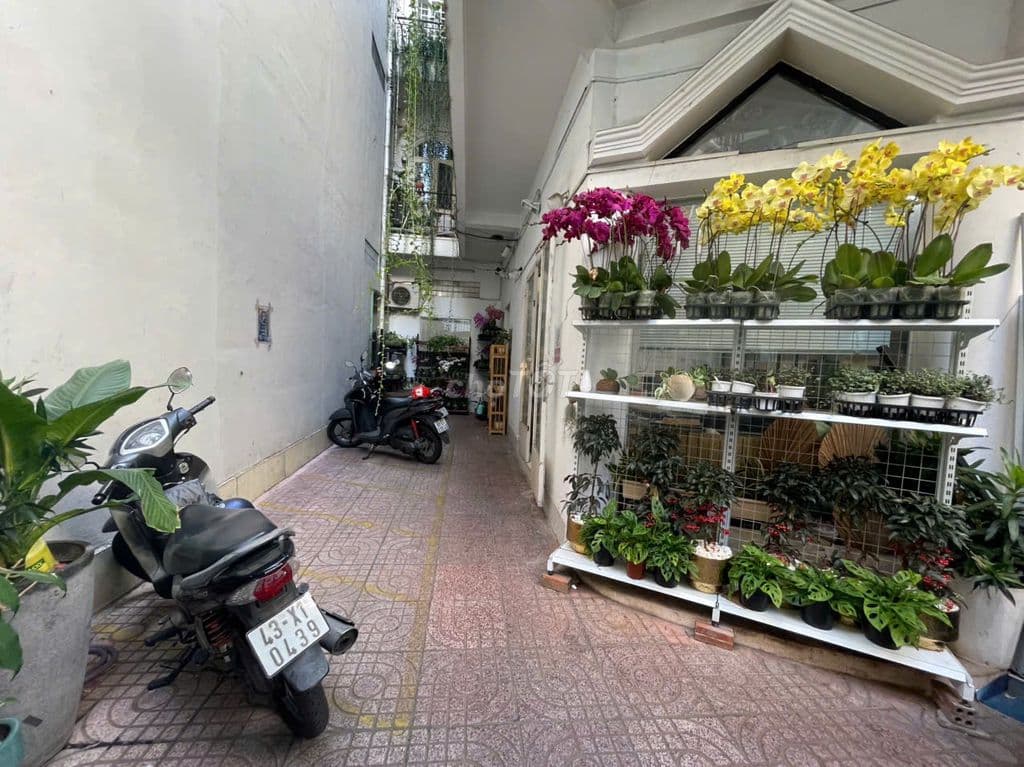 MẶT BẰNG ĐẸP HẺM XE HƠI - DT 100m2 – CÓ SÂN RIÊNG – VÀO LÀ DÙNG NGAY