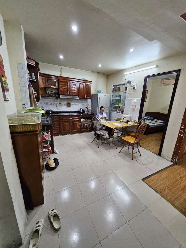 Cần bán gấp căn tập thể Hoàng Quốc Việt 90m vuông 3 phòng ngủ cực rộng