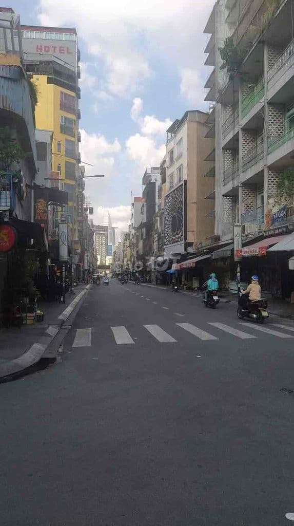 KHÁCH SẠN MẶT TIỀN PHỐ ĐI BỘ BÙI VIỆN Q 1