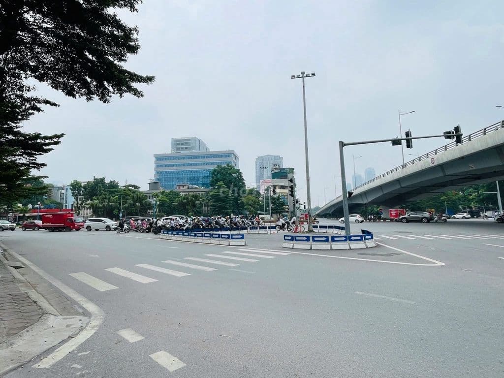 Hiếm ! Mảnh đất phân lô Hoàng Quốc Việt-Nghĩa Đô, ngõ ôtô hai mặt tiền