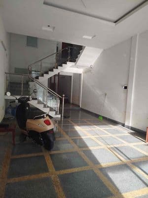 cho thuê nhà 2 tầng 2pn/2wc 180m mặt tiền giang văn minh