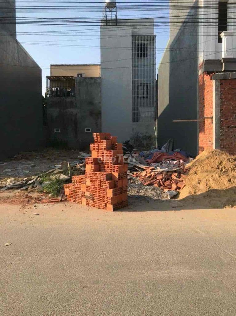 Đất thổ cư dtsd 100m, sổ Hồng riêng,xây tự do, gần chợ.