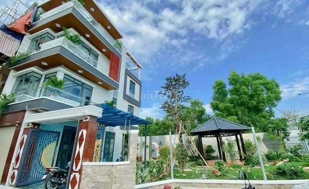 Nhanh tay kẻo lỡ! Lô góc 2 MT đường nhựa 8m cực đẹp tại Bà Điểm.