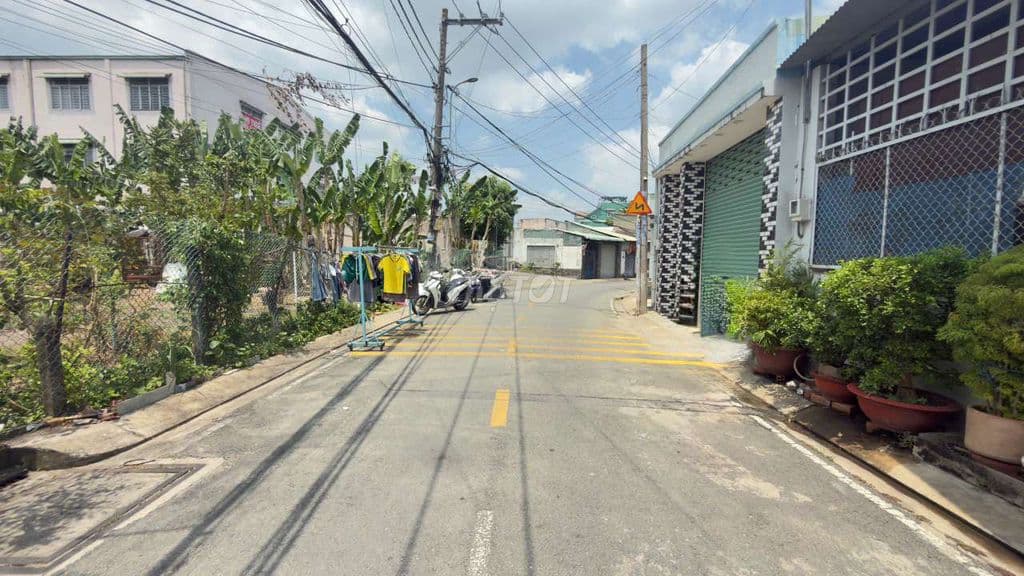 cần bán lô đất hai mặt tiền xã Tân Xuân hóc môn