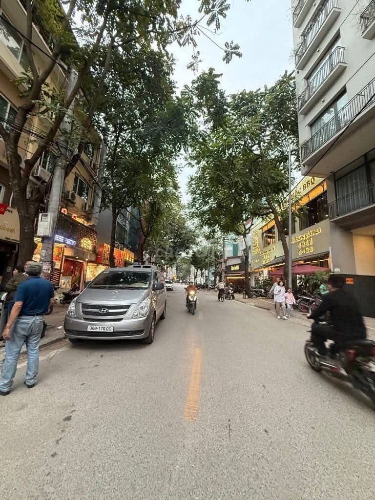 Gia đình cho thuê nhà mặt phố Cù Chính Lan 70m x 4 tầng mt 4m 17tr