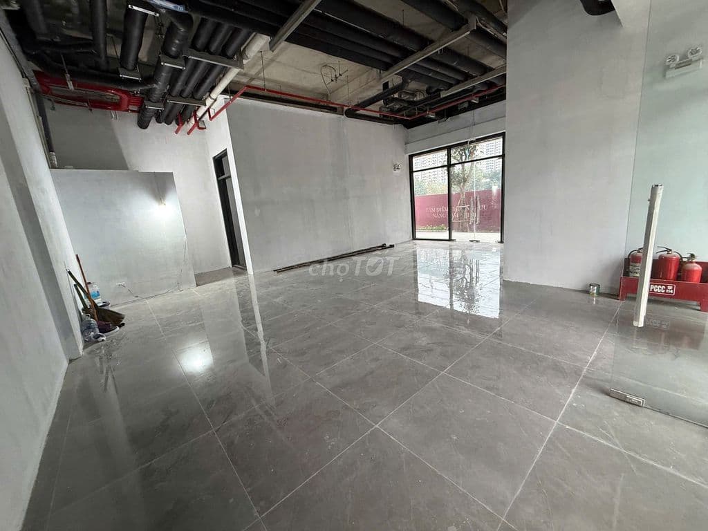 Cho thuê shop chân đế mặt sảnh căn góc toà the zurich 2 - ocean park 1