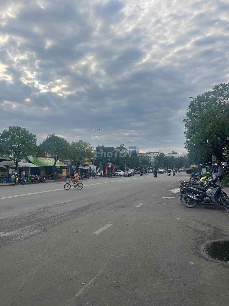 Đất mt đường lớn sát ql13 11.7x44m đường lớn gần vạn phúc