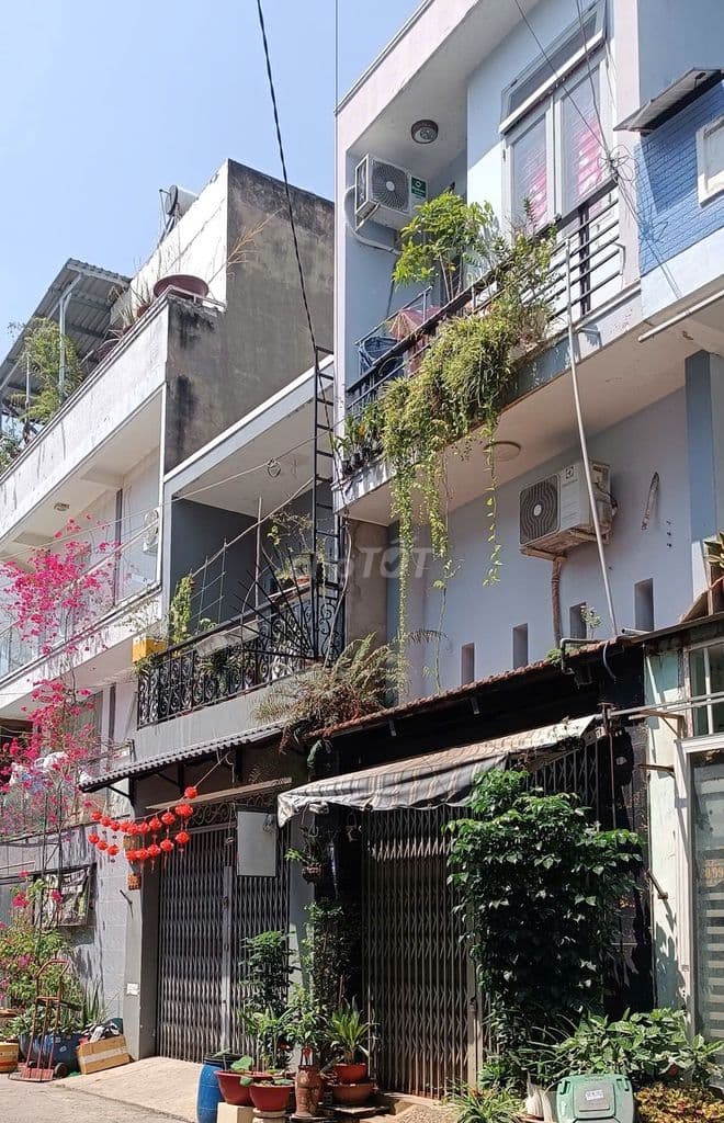 Nhà 3 tầng xe hơi đậu cửa, đối diện C/c Celadon.