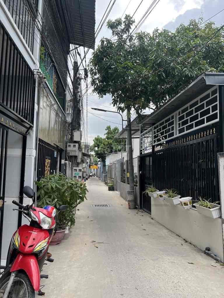 Nhà phố trệt lầu. Có 2Pn 2wc. Đường vào 5m. Góc 2 MT thông thoáng.