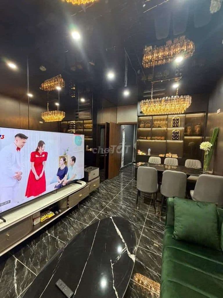 Hơn 4 tỷ Tập thể Tôn Thất Tùng, 75m 2 ngủ, full nội thất, sổ đỏ TO đẹp