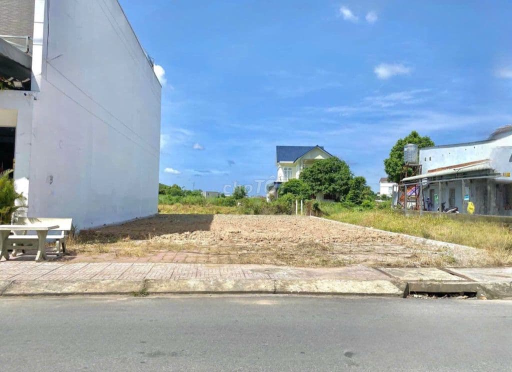 CẦN BÁN GẤP LÔ ĐẤT NGAY MẶT TIỀN NHỮ TIẾN HƯƠNG GIÁ CHỈ 850TR