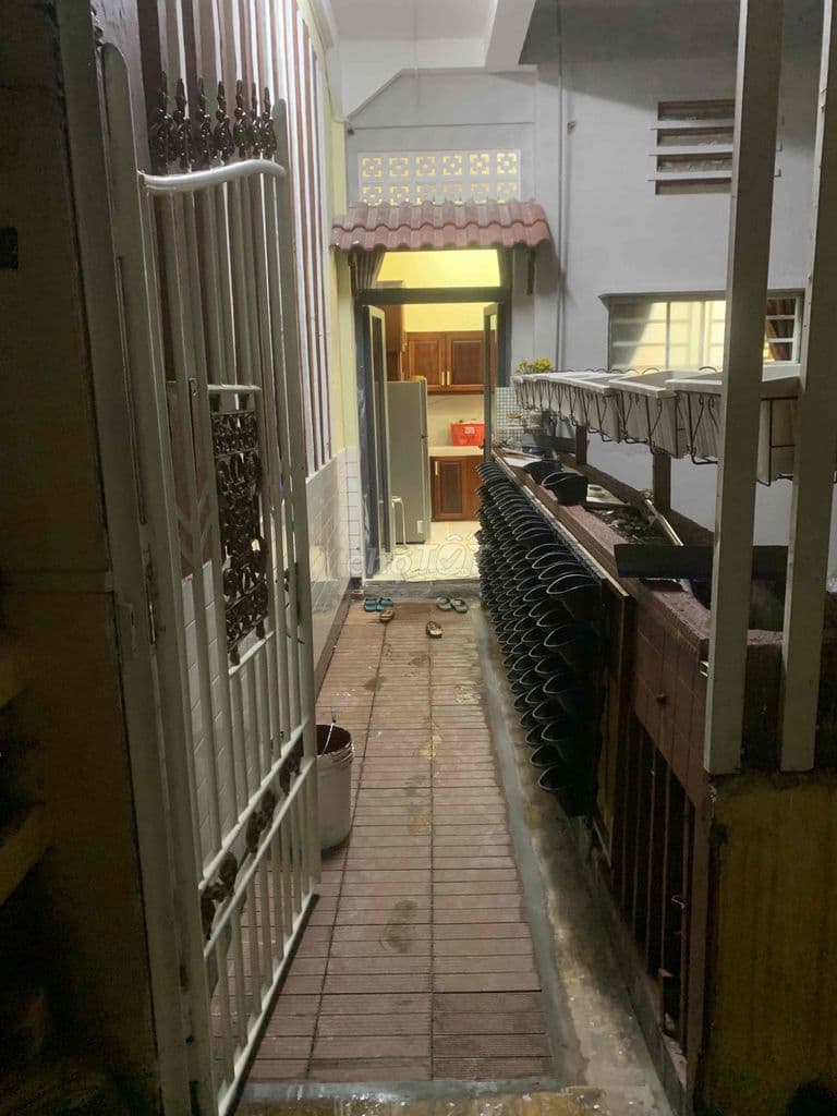 Căn hộ tầng 3, nằm mặt tiền đường 52 lê quang sung Q6