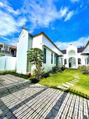 Nhà sân vườn full nội thất KDC Nam Long