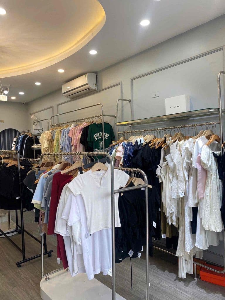 mình muốn nhượng lại mặt bằng và đồ bán shop quần áo