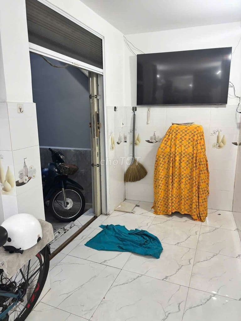 Bán nhà tặng full nội thất đường Âu Cơ (2 PN 3WC) nhà mới vô ở ngay