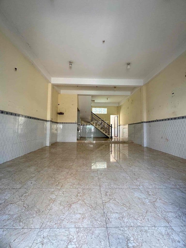 Nhà 2 lầu hẻm thông. 5,45m nở hậu 5,58x12m. Sát mặt tiền. Mái đúc. - Ảnh 2