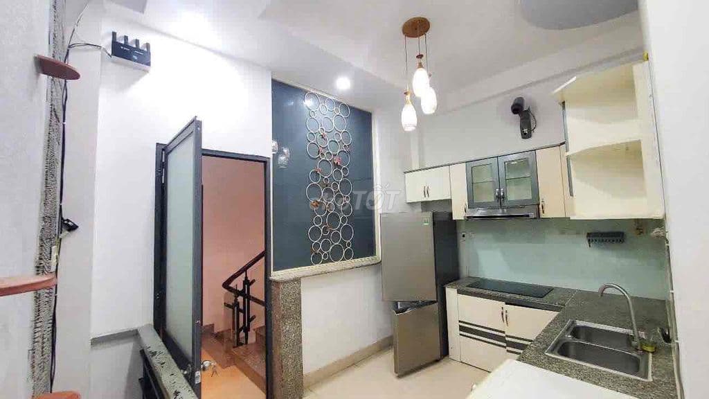 Phòng tách bếp Lê Văn Sỹ có ban công, full nội thất