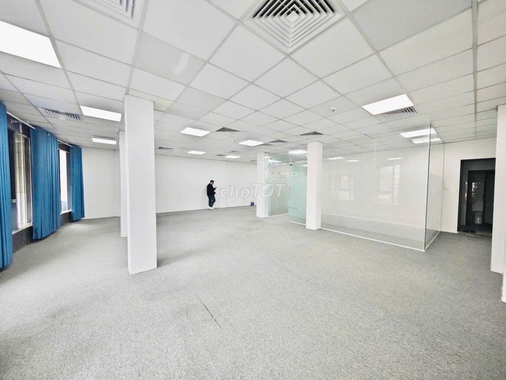 Cho thuê văn phòng Nguyễn Trãi 130m2 23tr bãi xe cực rộng view kính - Ảnh 2