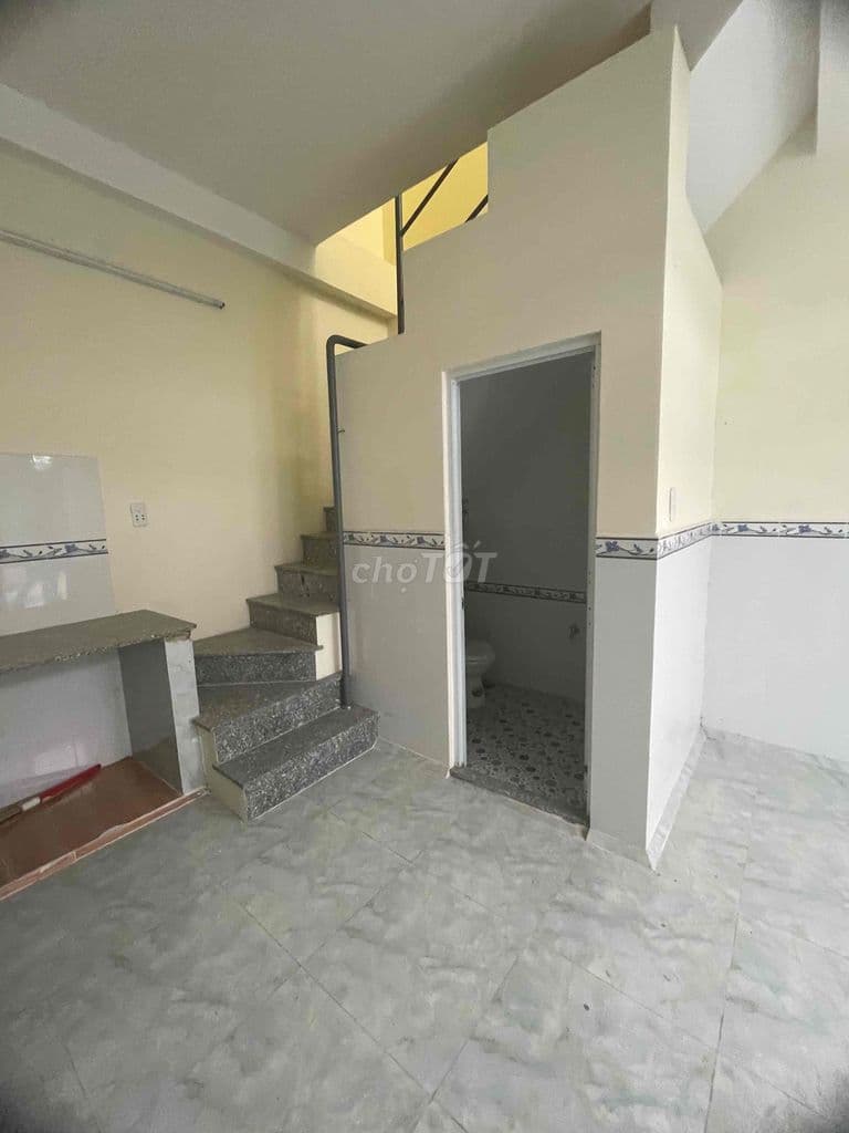 Nhà phố trệt lầu. Có 2Pn 2wc. Đường vào 5m. Góc 2 MT thông thoáng. - Ảnh 2