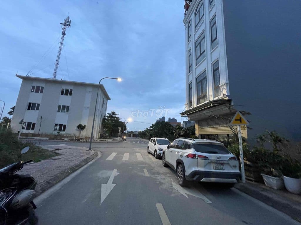 Bán đất đấu giá Cự Khối 65m2 x 5m ô tô tránh,vỉa hè 2 bên,hồ,công viên - Ảnh 2