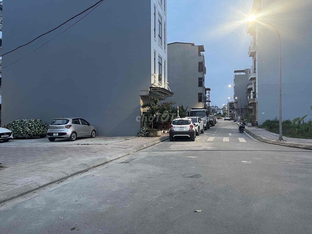 Bán đất đấu giá Cự Khối 65m2 x 5m ô tô tránh,vỉa hè 2 bên,hồ,công viên