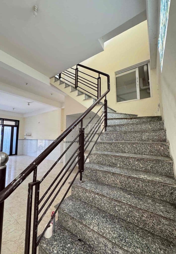 Nhà 2 lầu hẻm thông. 5,45m nở hậu 5,58x12m. Sát mặt tiền. Mái đúc. - Ảnh 3