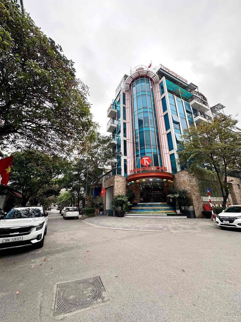 LÔ GÓC Mặt Tiền 30m Phố Duy Tân - Kinh Doanh - 210M2 x 100 TỶ.