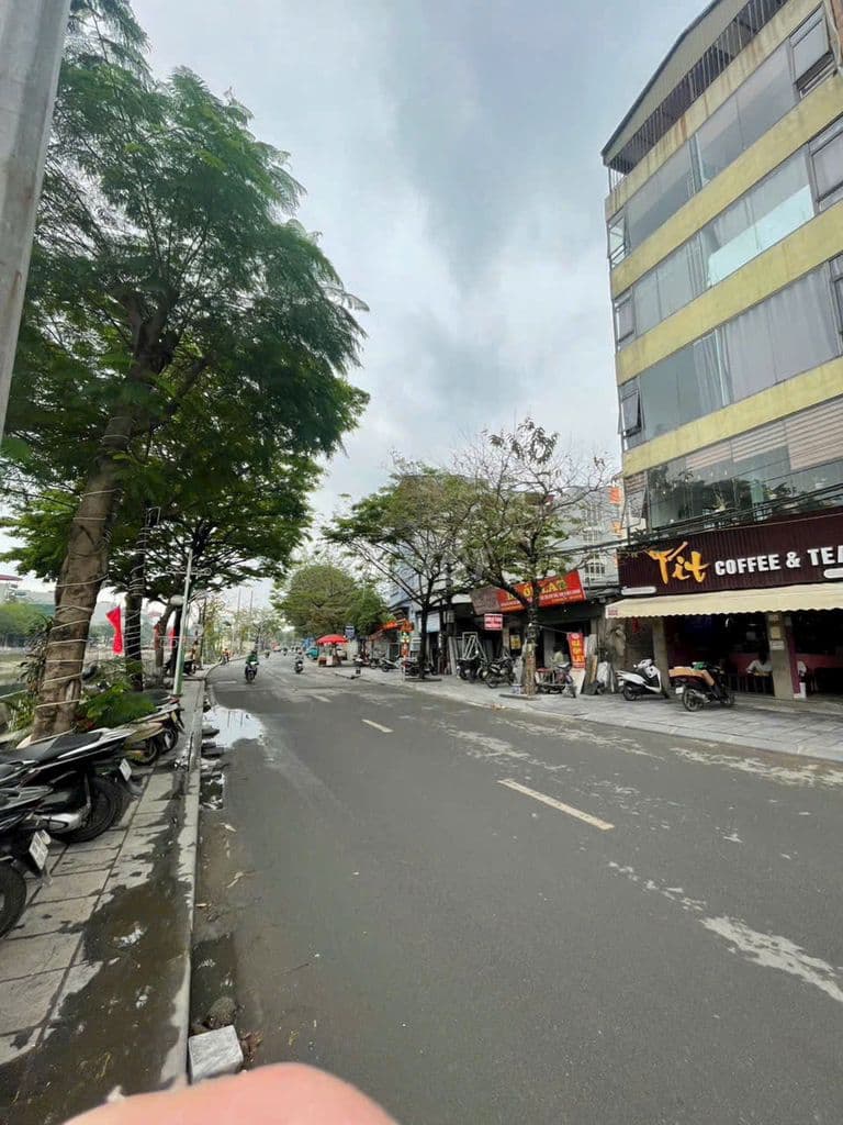 - siêu phẩm mặt phố - 7 tầng thang máy - vỉa hè - kinh doanh.