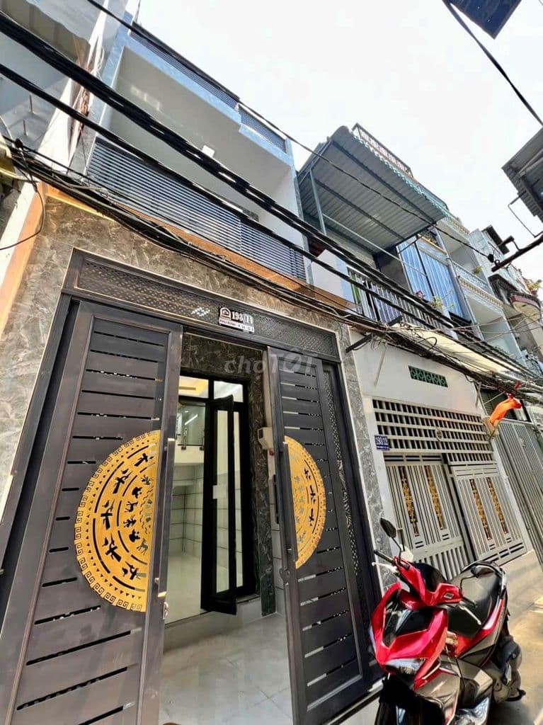 Nhà mới 2 lầu, cách 2 căn là Mt Phú Định p16 Q8, giáp Q6