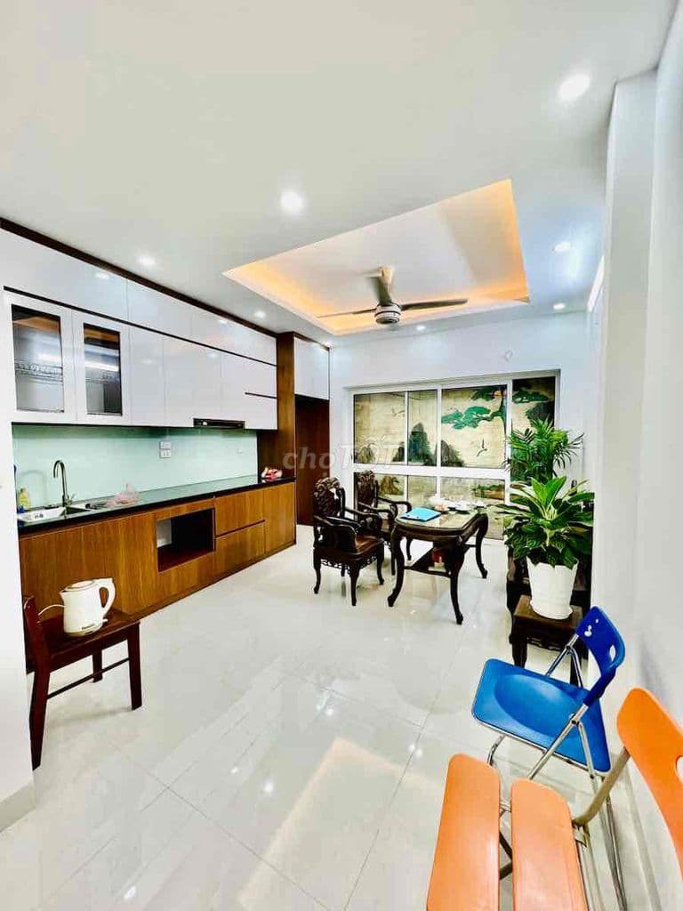 Bán nhà Kim Hoa, nhà mới đẹp, mặt tiền rộng, sát hồ, 50m ra oto tránh