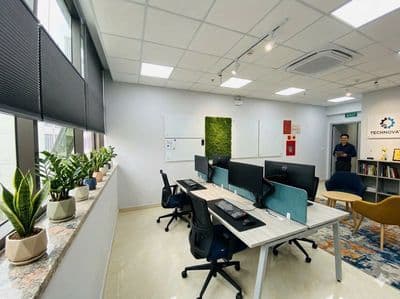 Cho thuê văn phòng Nguyên Hồng 50m2 giá chỉ 9tr view kính bãi oto gần