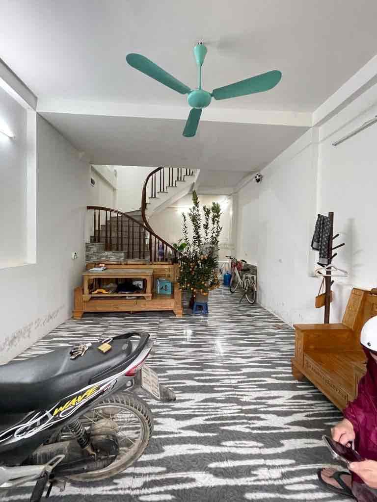 cần bán gấp nhà mặt ngõ Ô To Tránh