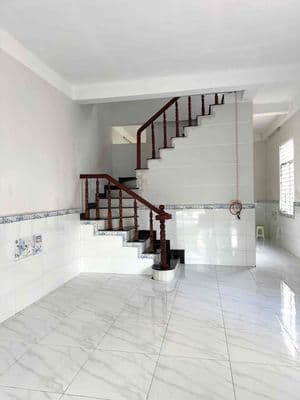 Nhà lầu rộng rãi nguyên căn Giá hạt dẻ kdc Hoàng Quân kế bên trươngFPT