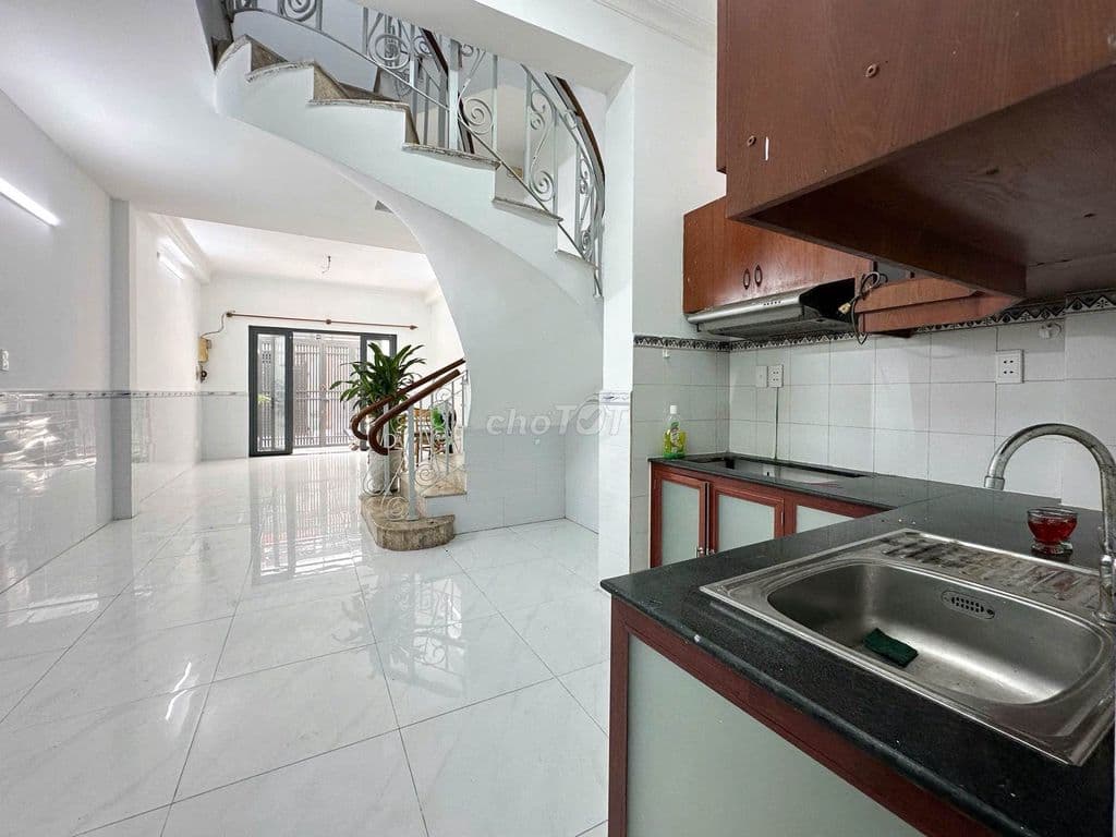 HẺM XE TẢI TO ĐÙNG - NGAY NHÀ GA T3 - 4 TẦNG CHUẨN NHÀ PHỐ - CHỈ 10 TỶ - Ảnh 2